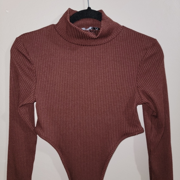 Nasty Gal EUC Brown Ribbed Knit Turtleneck Long Sleeve Bodysuit - Women's SIZE 2 - Picture 2 of 7